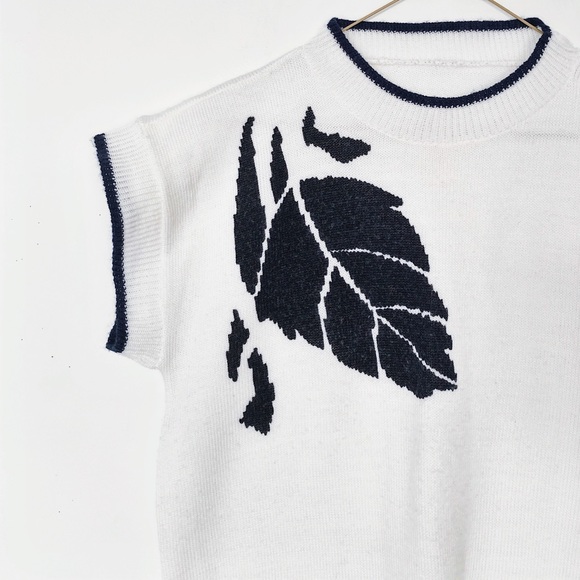 90s VTG white knit sweater shirt - short sleeve - navy leaf floral - Picture 5 of 6